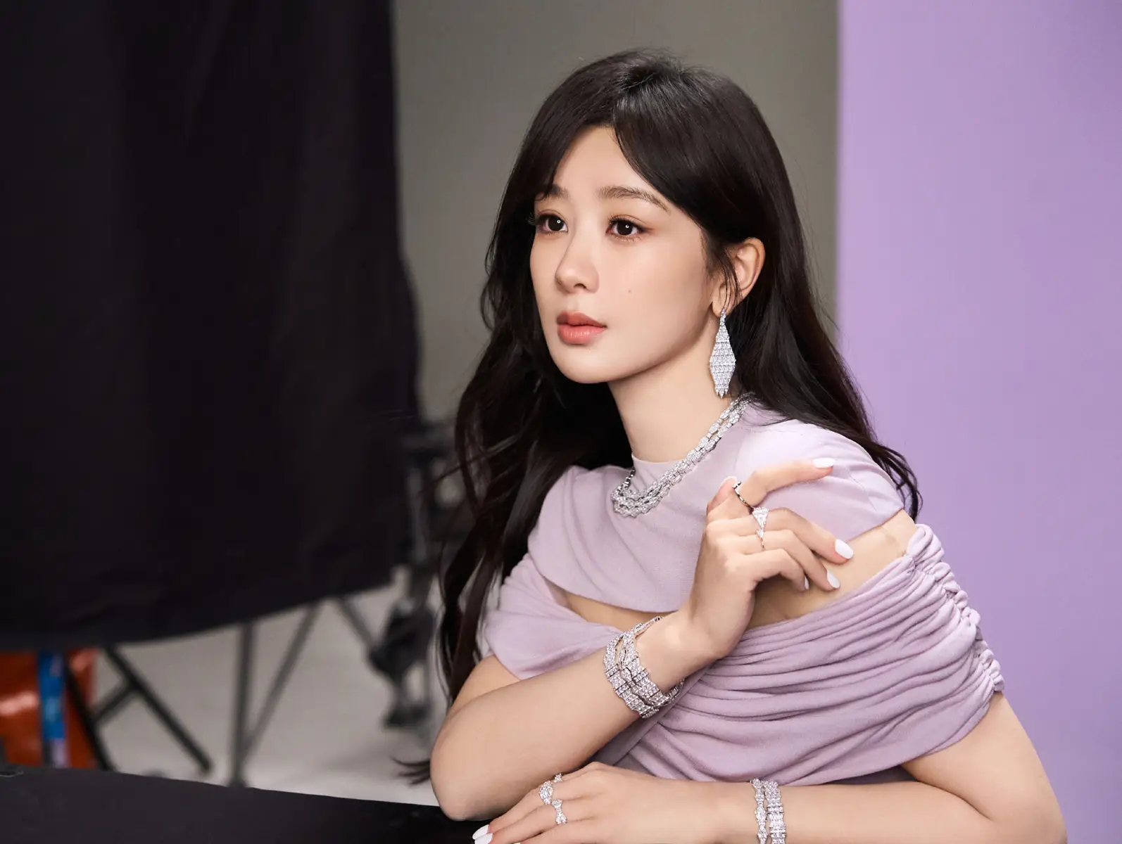 杨紫三八妇女节更新营业美照！穿紫色礼裙气质优雅迷人