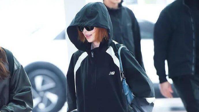 知名女团成员金玟庭的橘发藏不住了！