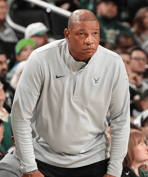 据ESPN记者Marc J. Spears报道，尽管道格-里弗斯已不再担任密尔沃