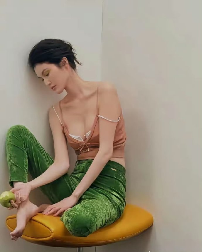 何穗产后身材好好，白白瘦瘦，这状态绝了 ​​​