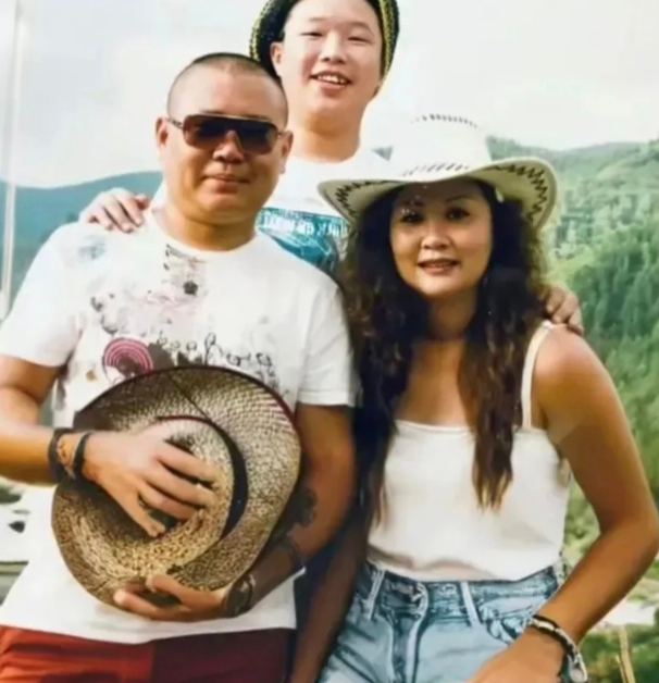 郭德纲与妻子王惠烧饼两只手分别搭他们肩上画面和谐像一家人
说起烧饼与郭德纲夫妇就