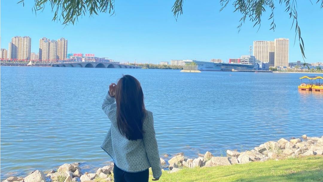 山东25岁女公务员，相恋7年的大学男友，不愿来山东要分手，咋办