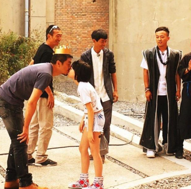 李亚鹏露出慈父笑容，在爱中长大的李嫣笑得很开心，好一幅父女情深的画面。李嫣长得像