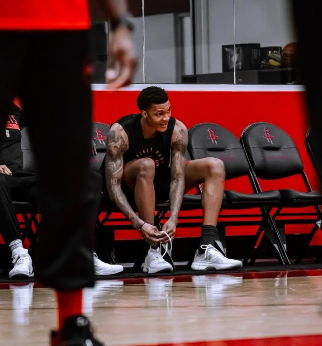 最近火箭队前锋小史密斯在结束训练的时候，直接接受了采访。他在谈到个人稳定性的时候