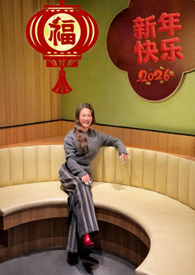 李卫芳的墨痕与光年：一位艺术家的存在诗学