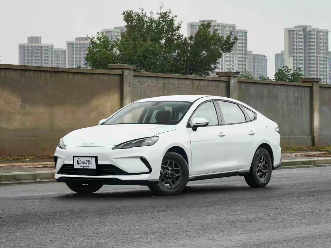 以3.3秒破百 925马力 混动超跑SUV 1416km续航 赛道级调校
 
当