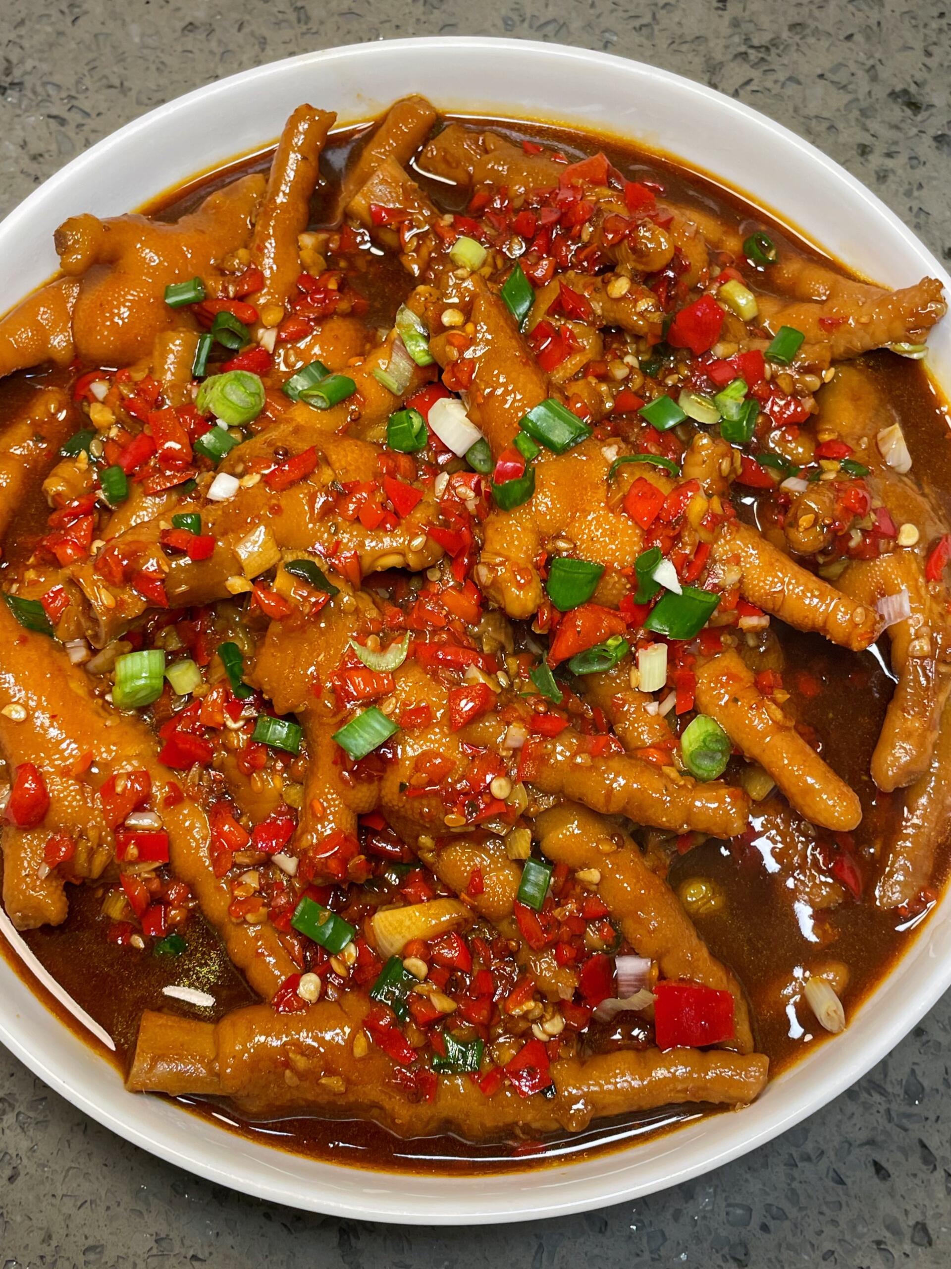 香辣脱骨鸡脚，一抿就化，越啃越上头
家人们谁懂啊！这道香辣鸡脚直接戳中我的心巴，