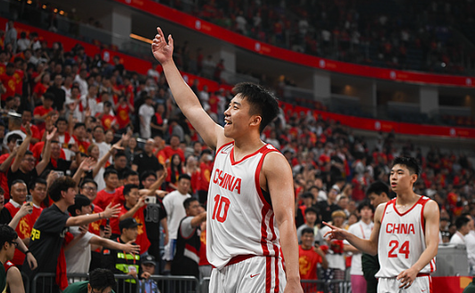 21日晚，中国男篮在热身赛中以91比81击败澳大利亚男篮，取得系列热身赛开门红。