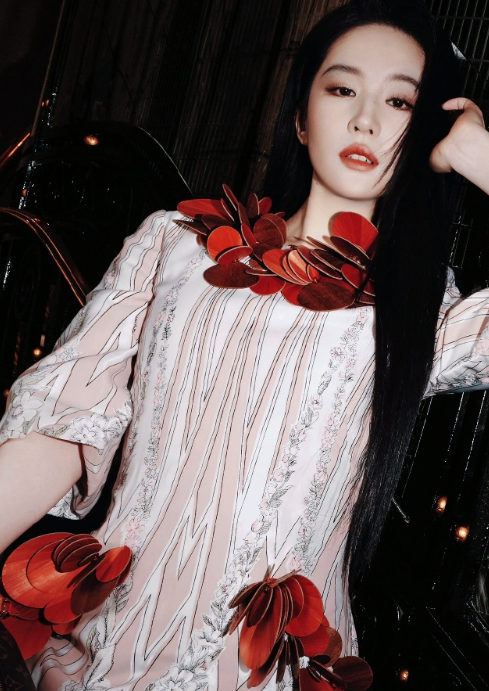 你笑起来的时候，连阳光都要借你的温度