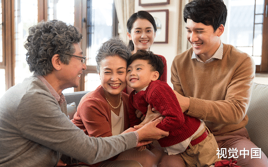 爸妈拿我十万年终奖给哥哥买保险后，我不再做全家血包