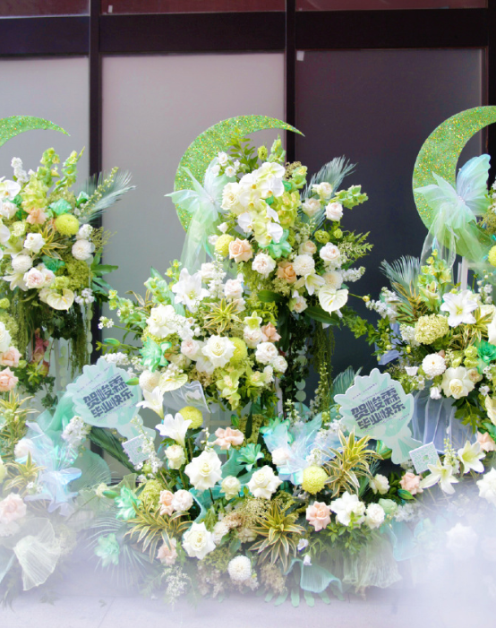 贺峻霖本科毕业应援花篮， 非常美的贺峻霖本科毕业应援花篮现场返图，漂亮清新又精致