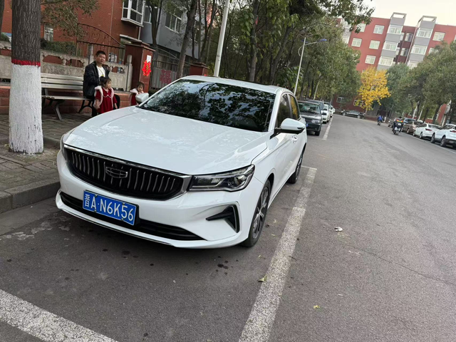 帝豪这辆车越看越喜欢了
前脸比较看起来比较有型，虽然已经被我磕磕碰碰了好多地方，