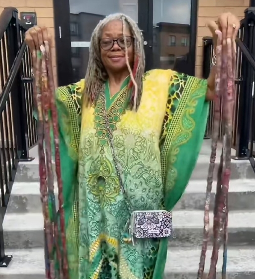 女子指甲总长13米涂一次需20瓶指甲油
是为了纪念自己的女儿，也是一个感人的故事