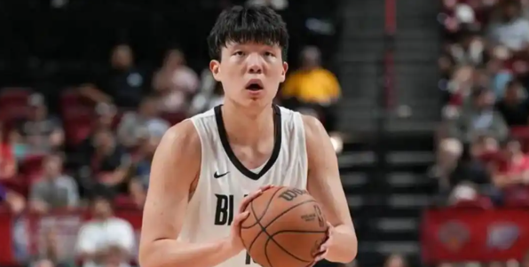 小杨如果夏天学了转身后仰跳投，那么就是中国版阿尔德里奇
我总觉得小杨的脚步是有天