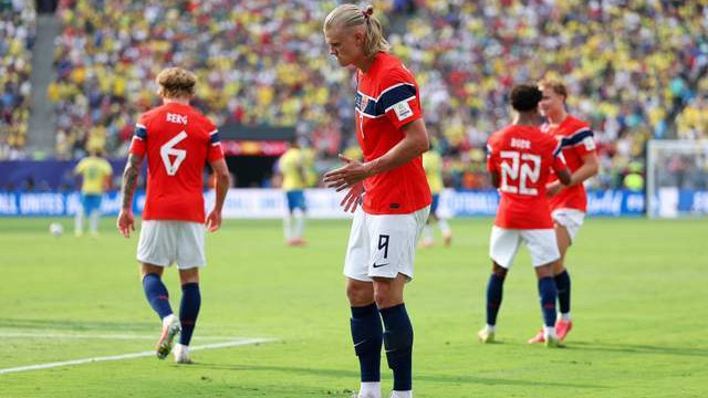 2-1！哈兰德5战7球比肩姆巴佩，送巴西36年耻辱，内马尔黯然告别
