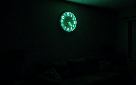 6月前我因车祸失明，昨夜却突然奇迹复明，正准备告诉父母，却发现床下纸巾写着：千万别告诉他们你能看得见