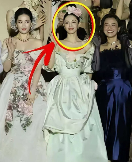 钟楚曦太美了，怪不得这姐敢这样站C位！ ​​​