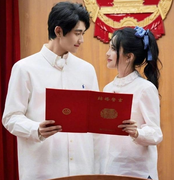45岁金莎正式官宣与小19岁孙丞潇领证结婚
红底证件照一出，瞬间引爆全网。
两人