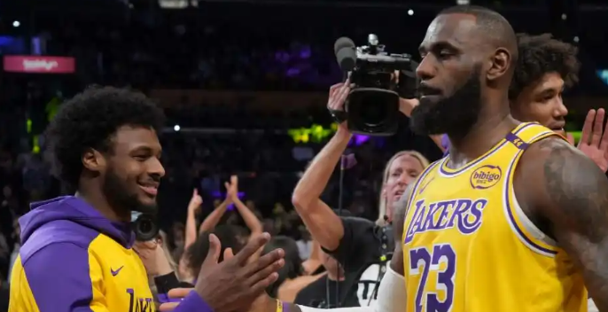 怎么感觉布朗尼过两年就可以进轮换了，就不用跟着他爹退役的时候一起走了，当个小斯玛