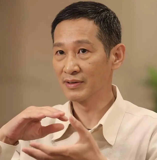 在当下这个热搜比电视剧还精彩的娱乐圈，王劲松的存在简直像个bug

别的明星忙着
