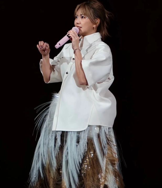 时隔经年再看到孙燕姿的身影
曾经那个瘦得像纸片人一样的她，
怎么胖了那么多。
甚