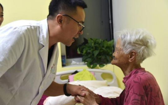 七旬老太太去医院看病