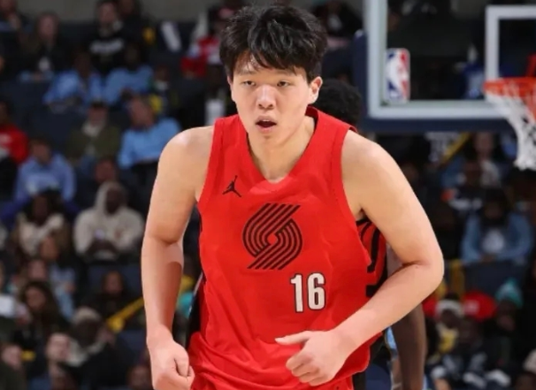 肉搏文班是对的，但不是杨瀚森!

说上杨瀚森肉搏文班完全是胡说八道。原因有二，第