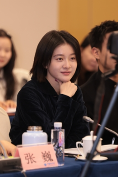 张雪迎和高至霆出席《看得见风景的窗》研讨会活动
他们都穿了黑色看起来很严肃但也很