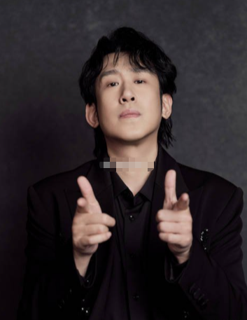 站在春晚舞台上完全看不出紧张，反而有种主场作战的感觉，于洋这份气定神闲真的很加分