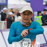 南沙划龙舟的马拉松人