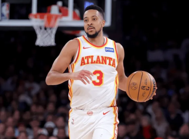 NBA季后赛，老鹰战胜尼克斯，大比分取得2比1的领先。
第四节比赛中，麦科勒姆中