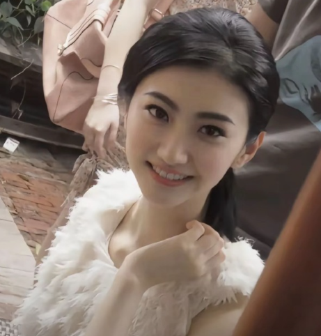 人间富贵花景甜，京洛再无佳人