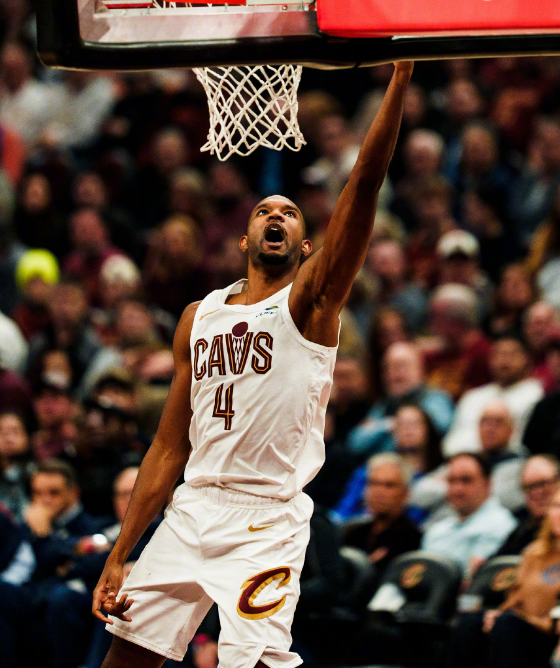 莫布里这么喜欢持球过半场？作为锋线或者内线，不是应该早交球，然后快速回到自己的位