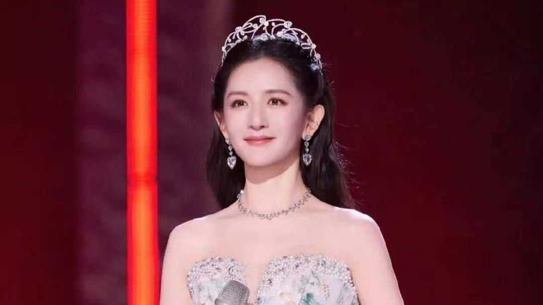 别人照稿念，她靠嘴硬撑？女主持人的“乘风破浪”太难了