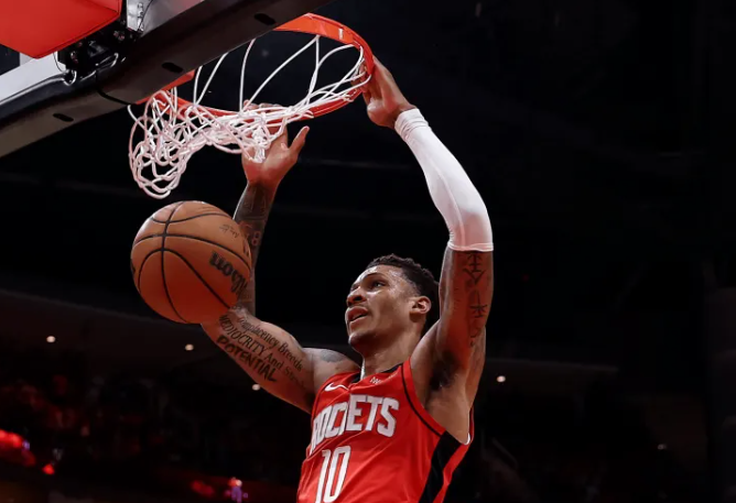 NBA季后赛，湖人对阵火箭的比赛正在进行中。
第二节比赛结束，火箭51-47领先