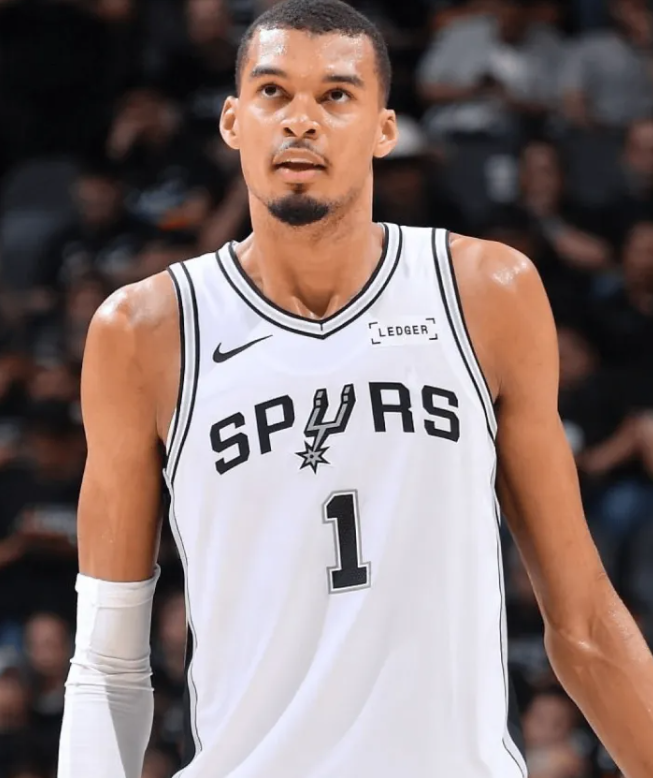 昨日NBA季后赛西部首轮G5，文班亚马在接受记者采访时谈到了外界因自己赛场落泪，