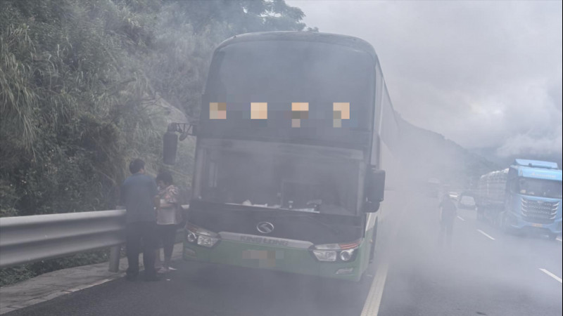 休假带娃遇大巴起火，消防员1分钟清空车厢救出40余人，上榜"中国好人榜"