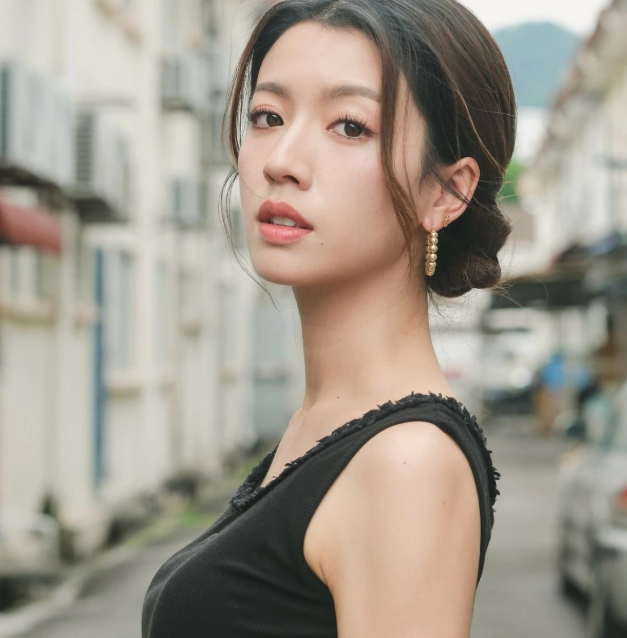 前TVB视后蔡思贝近日在西九文化区拖红色行李箱拍短片
黑色小背心配短裙，大秀好身