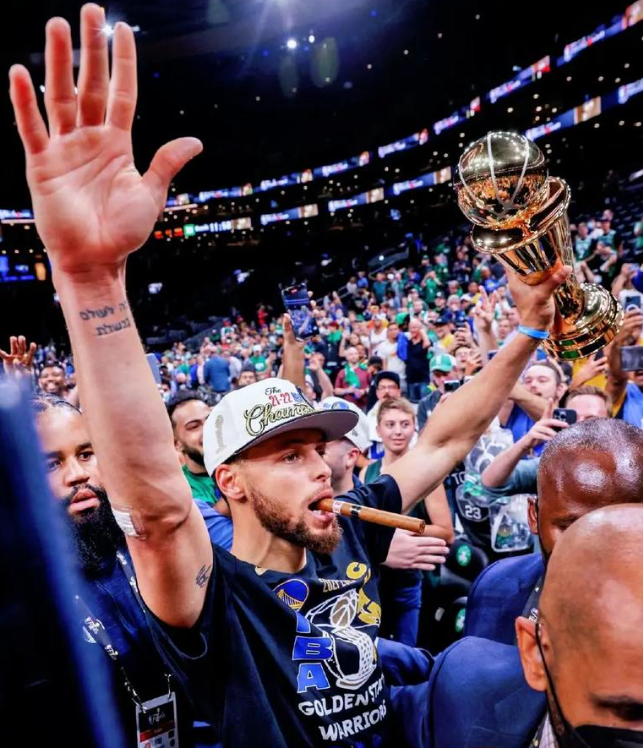 其实15库，甚至都接近单核夺冠，硬生生变成这舆论

虽然大部分人还是会觉得库里是