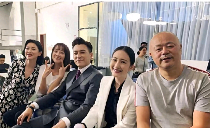 大帅哥靳东， 笑的甜美的王鸥，其他认不出来了，你认识都是谁吗？ ​​​