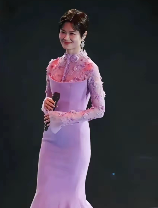 别说春哥这打扮挺洋气
她本身个子就高、气质也不错。
这种简洁修身的鱼尾裙，设计上