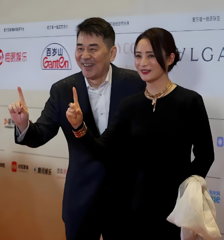 主持人问蒋勤勤陈建斌对谁都是乐呵呵的
他在家里是不是也很好说话？”蒋勤勤说：“他