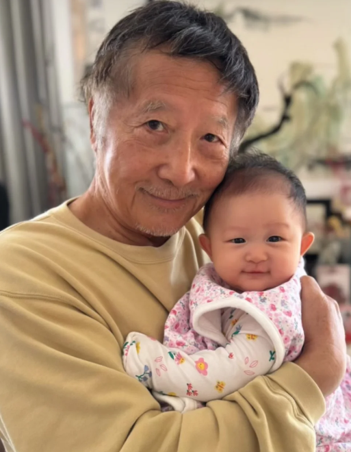 方力申晒出了爷爷和孙女的合影
还开启投票问网友们他的女儿ISLA像谁多一点？