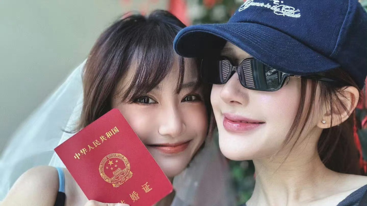 魏笑低调领证结婚，好友赵露思到场见证