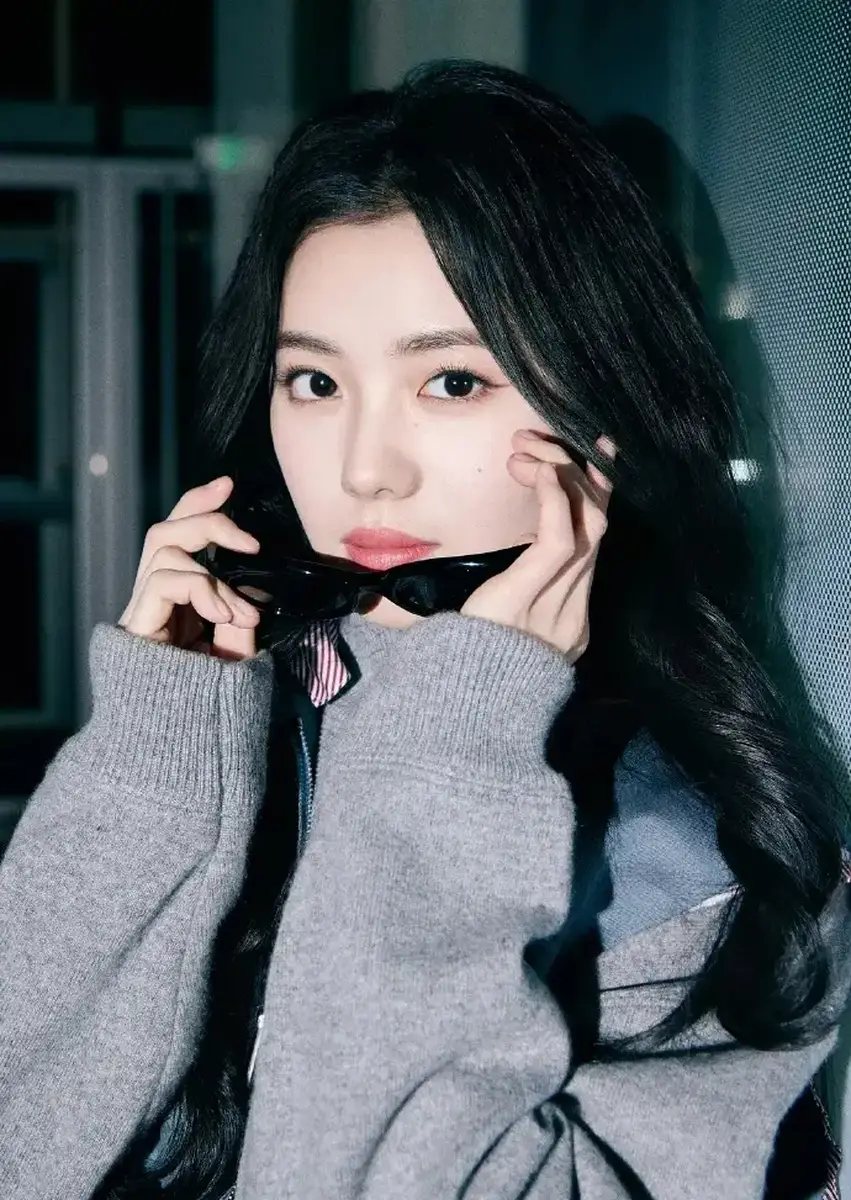 刘浩存身穿灰色外套搭白色裙子 手拿墨镜时髦感拉满