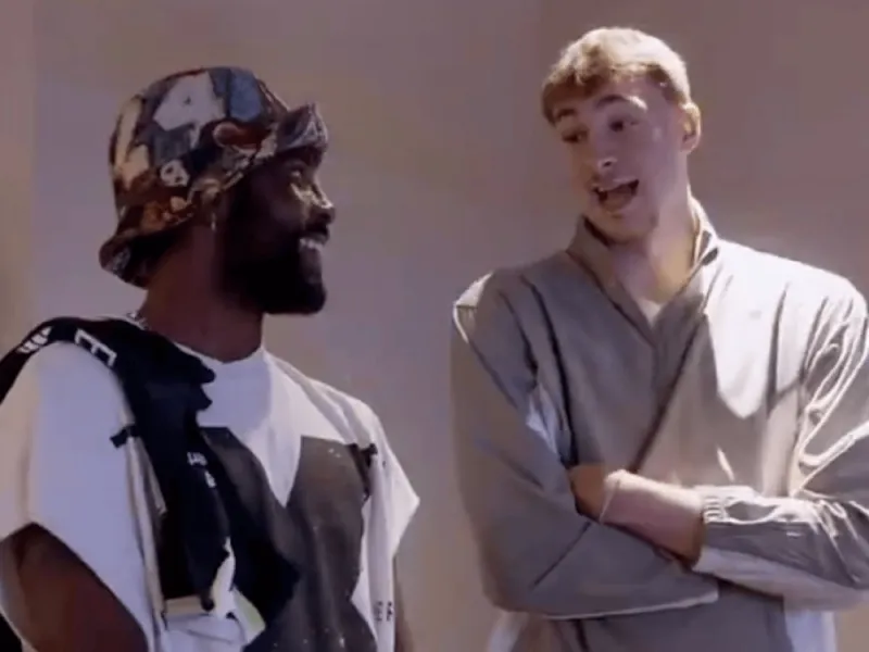 NBA常规赛，独行侠对阵鹈鹕的比赛中。

独行侠球员库珀-弗拉格接受了记者采访，