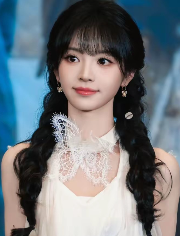 田曦薇只要不塌房她以后会越来越火
因为她最大的优势，不是长得漂亮，也不是身材好，