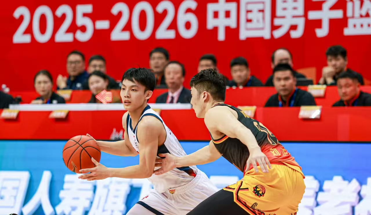 萨林杰成广东内线遮羞布，砍下14分15板9助准三双，杰胡兄弟7记3分状态回勇