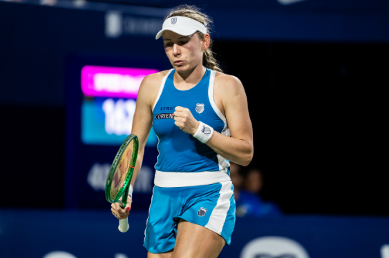 WTA1000多伦多站第四轮，16号种子亚历山德洛娃以7-6(3) 4-6 6-