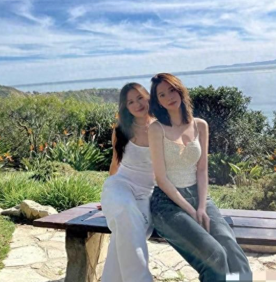 欧阳娜娜晒郊游照
穿深V碎花吊带衫身材丰满性感 纯欲风拉满